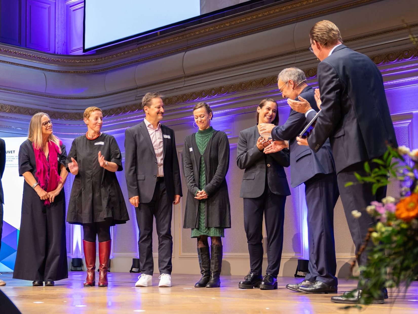 Bundesrat Guy Parmelin überreicht Marion Leu die Trophäe für den Hauptpreis beim Enterprize 2024